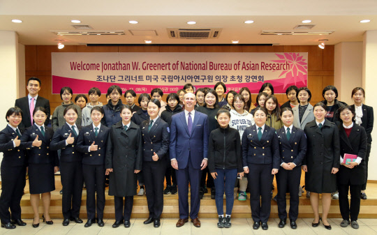 성신여대(총장 심화진)가 8일 서울 성북구 돈암동 수정캠퍼스 성신관에서 조나단 그리너트 미국 국립아시아연구원(NBR) 의장을 초청해 강연을 가졌다고 9일 밝혔다. 그리너트 의장이 성신여대 학군단 학생들과 기념촬영을 하고 있다. 성신여대 제공